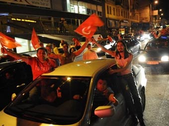 Турецкие болельщики празднуют победу. Фото ©<a href=_http://lenta.ru/info/afp.htm_ target=__blank_>AFP</a>