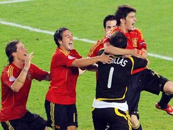 Футболисты сборной Испании празднуют выход в полуфинал Евро-2008. Фото (c)AFP