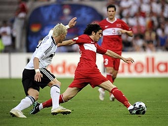 Эпизод матча Германия - Турция. Фото (c)AFP