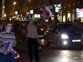 Российские болельщики празднуют выход сборной в полуфинал Евро-2008. Фото Lenta.Ru