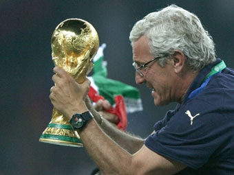 Марчелло Липпи после победы сборной Италии в финале чемпионата мира 2006 года. Фото (c)AFP