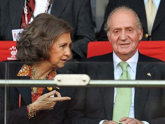 Король Испании Хуан Карлос II (справа) и его жена София во время матча Испания - Италия (22 июня). Фото (c)AFP