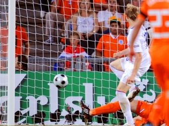 Роман Павлюченко забивает гол в ворота сборной Голландии. Фото (c)AFP