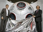 Мишель Платини (справа) открывает гигантскую модель мяча Евро-2008
